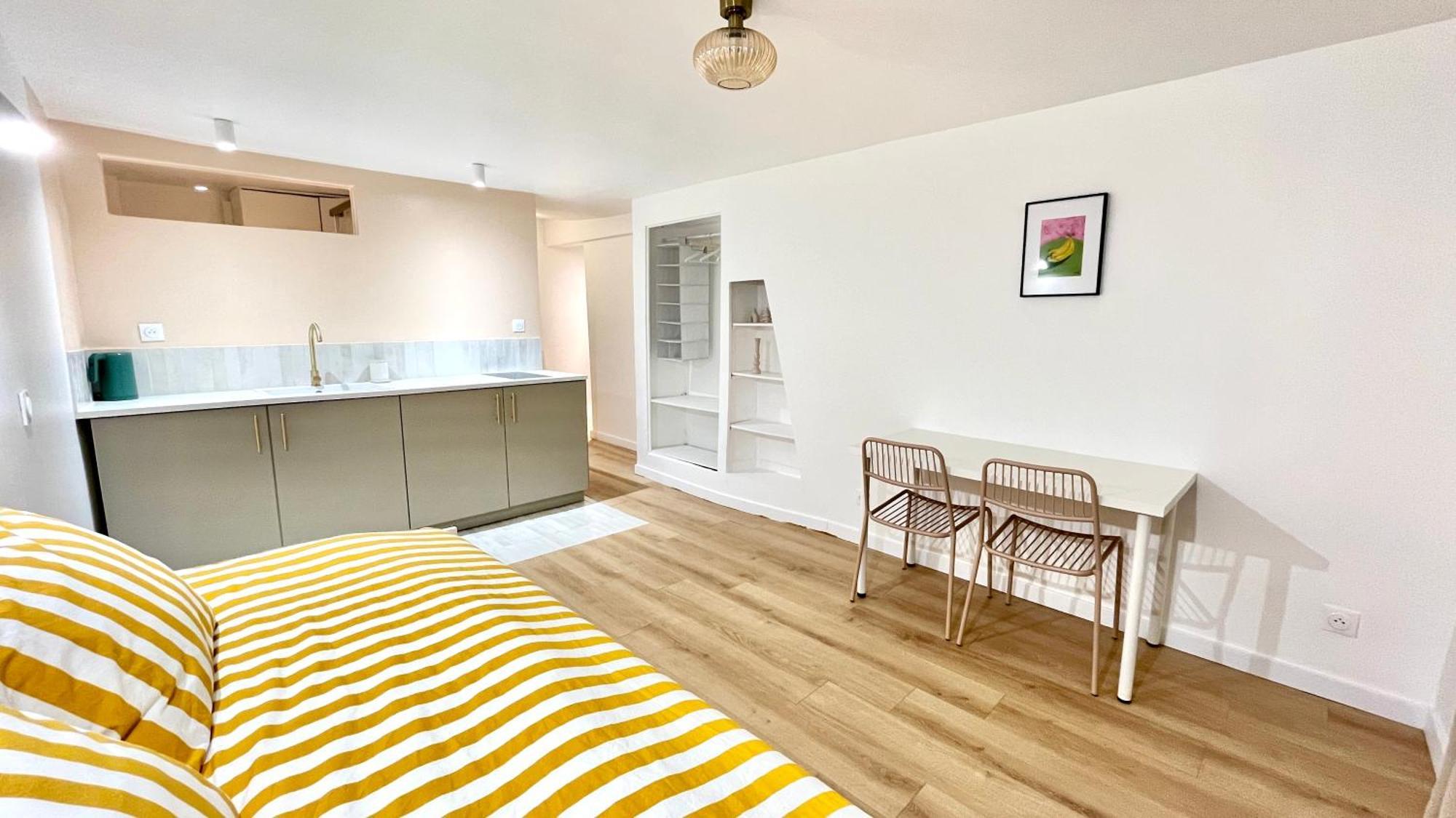 Charming Bright In Menilmontant Parijs